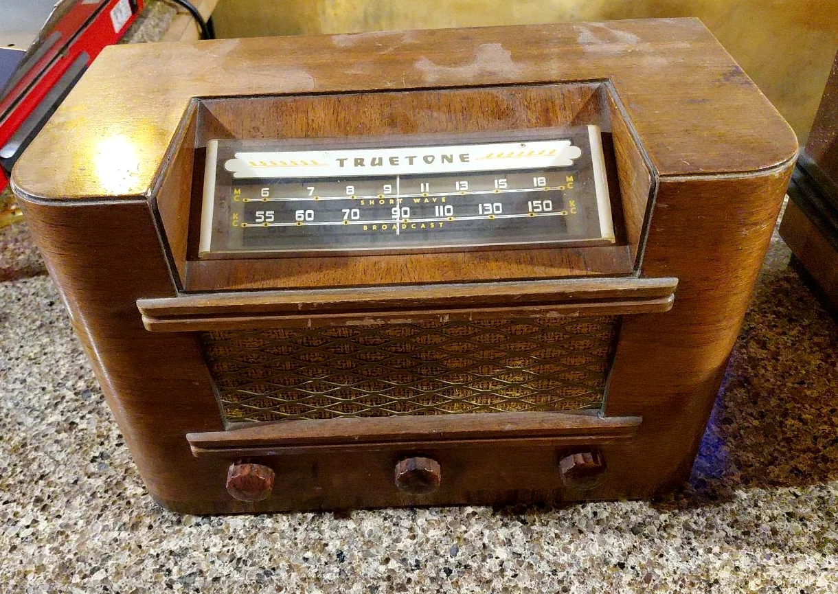 Vintage TruTone wooden tabletop radio with broadcast and shortwave dial
